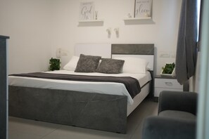 A modern bedroom with a large bed, bedside tables, and a nightstand. - MYS Luxury Apartment: Luxury Apartment by the Sea in Netanya 🌊✨ (Netanya)