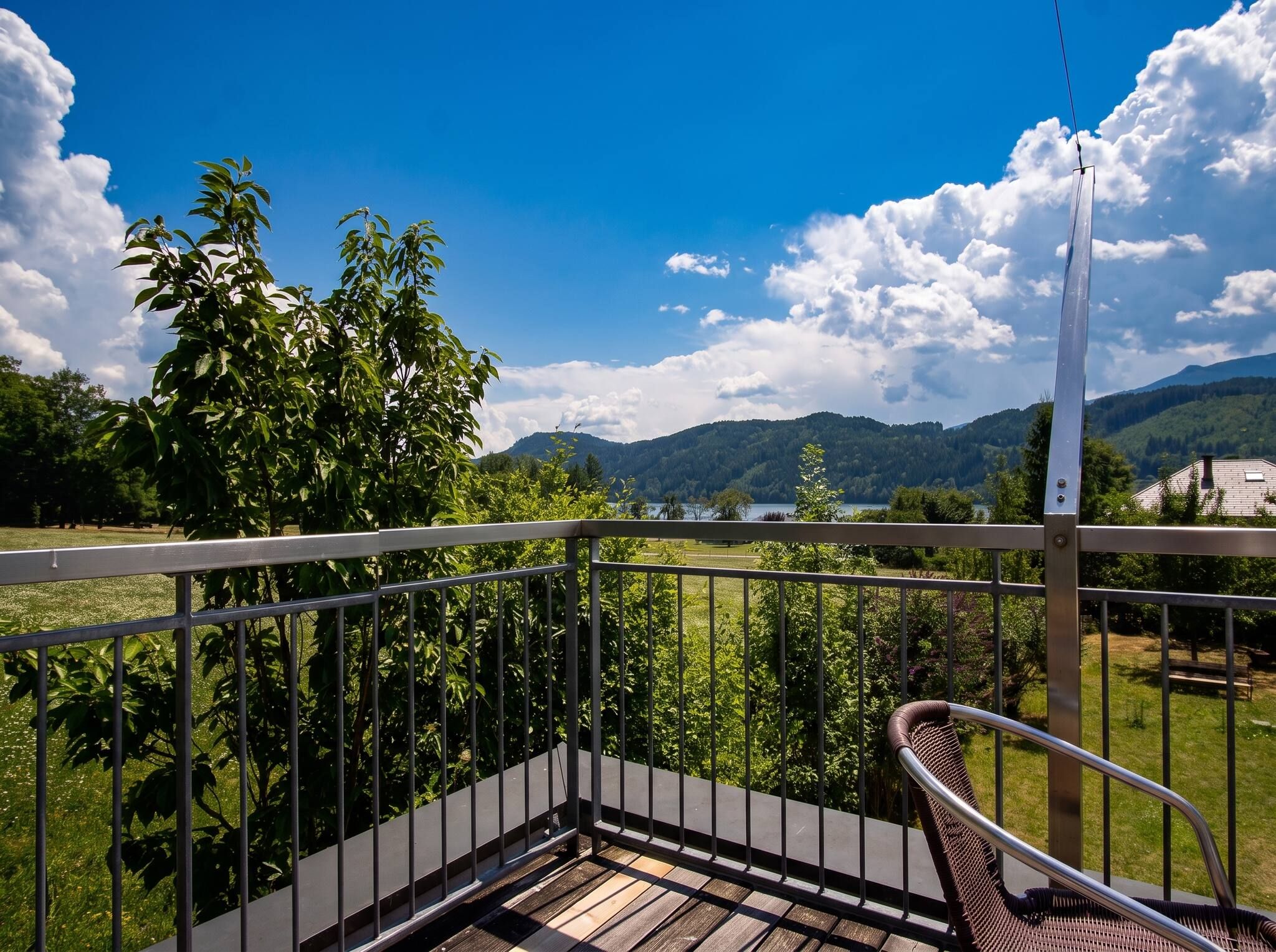 Ein Balkon mit Blick auf einen See und Berge.