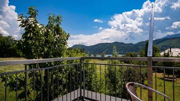 Ein Balkon mit Blick auf einen See und Berge.