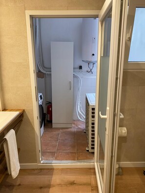 A bathroom with a shower, a toilet, and a sink. - Large House in Downtown Alicante (Alacant)