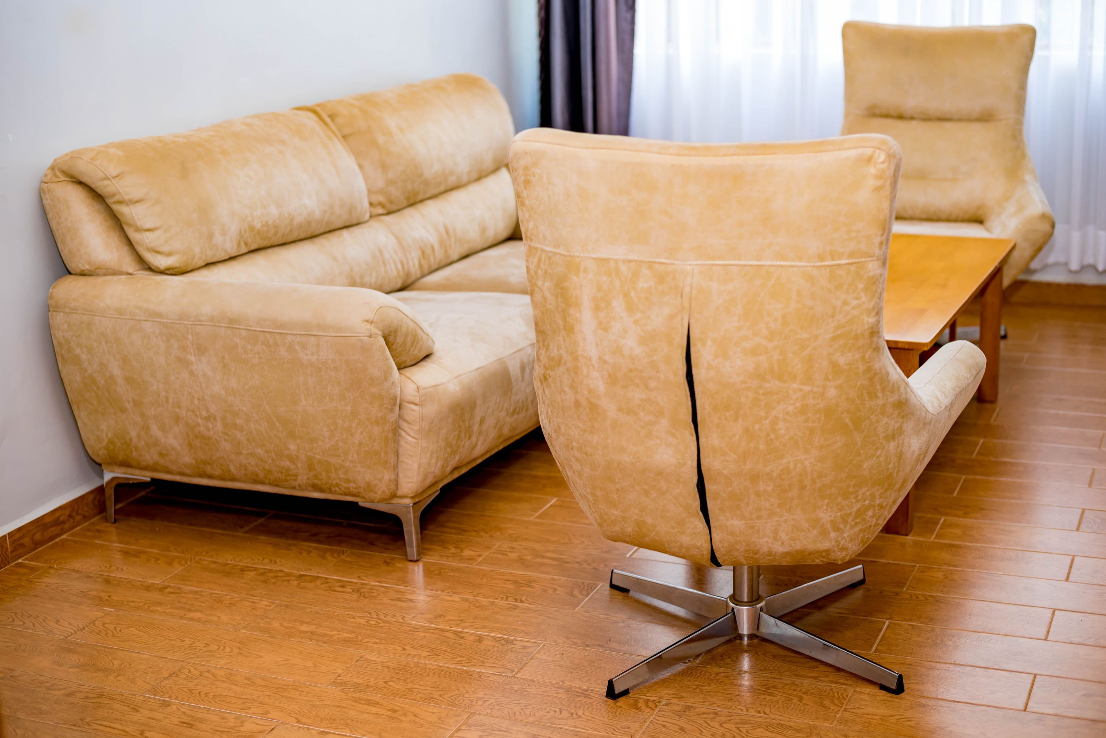 Una sala de estar moderna con un sofá y un sillón.