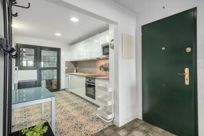 A compact kitchen with a microwave, sink, and knife block. - El Rincon del Golf II - Isla Canela Golf GRHII54P57 (Ayamonte)