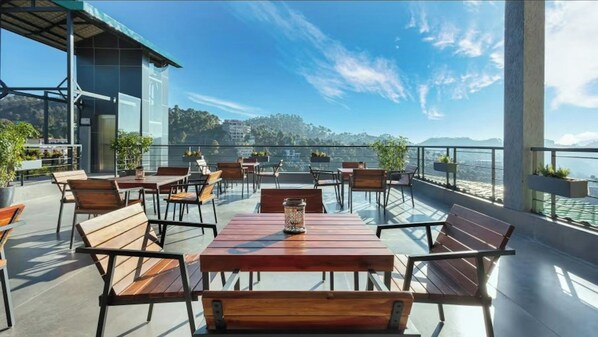 Outdoor dining - Surya Vilas Luxury Spa & Resort (Solan)