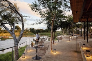 Outdoor dining - Lodge Lion Sands Ivory Lodge (Kruger National Park)