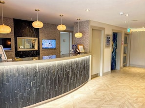 Lobby - Gailes Restaurant Hotel (Irvine)