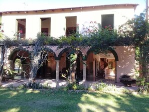 A building with multiple arches and a covered patio area. - Hacienda San Francisco Tzacalha (Dzidzantun)