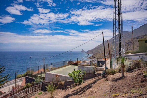 A coastal view with a clear sky, a tennis court, and a mountain in the background. - Vacation Apartment 'Estudio Kylie' with Sea View, Wi-Fi and Air Conditioning (Santa Cruz de Tenerife)