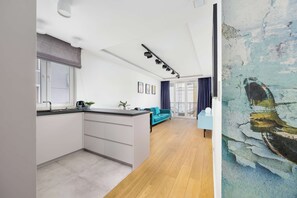 A modern apartment with a kitchen, dining area, and living room. - Warsaw | Cybernetyki 2B | Modern Apartment | Parking | Desk (Warszawa)