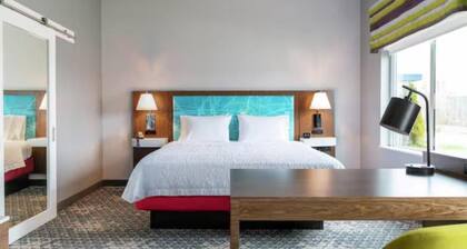 Hampton Inn Suites by Hilton Farmingdale Republic Airport