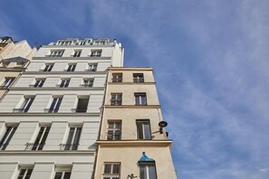 A multi-story building with a classic architectural style, featuring a series of balconies and windows. - Elegant Renovated Suite – Montorgueil Center Paris (Paris)