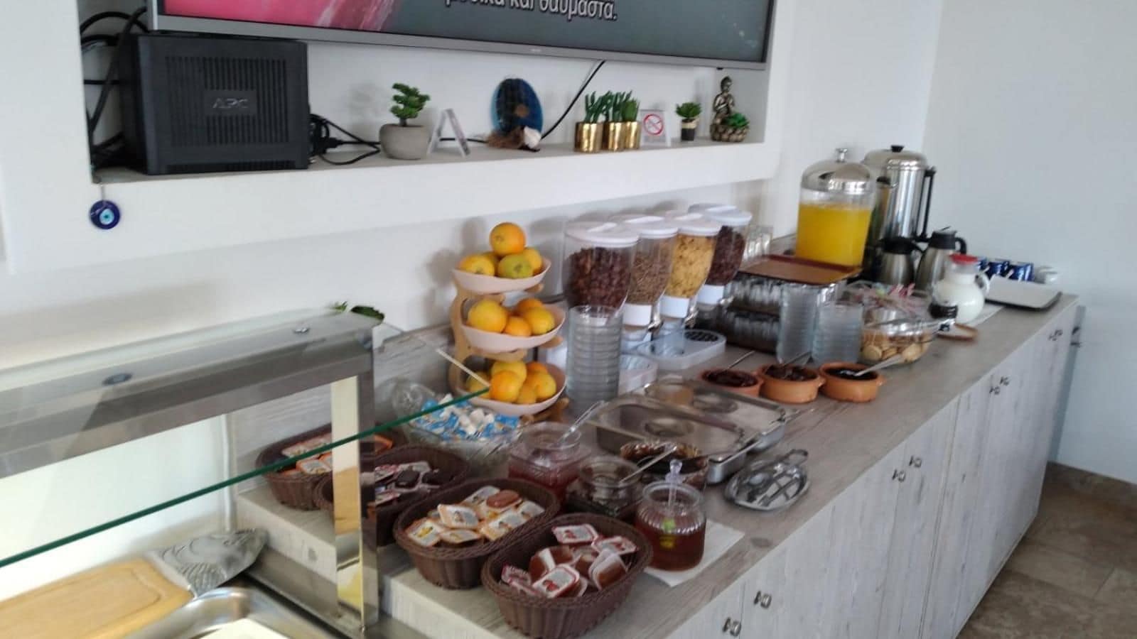 Buffet-alue, jossa on tarjolla monenlaista ruokaa ja erilaisia mausteita.