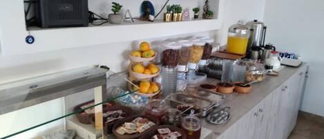 Buffet-alue, jossa on tarjolla monenlaista ruokaa ja erilaisia mausteita.