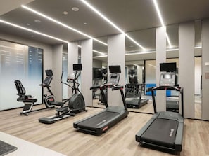 A gym with treadmills, stationary bikes, and elliptical machines. - Novotel Zibo New Hongcheng (Zibo)