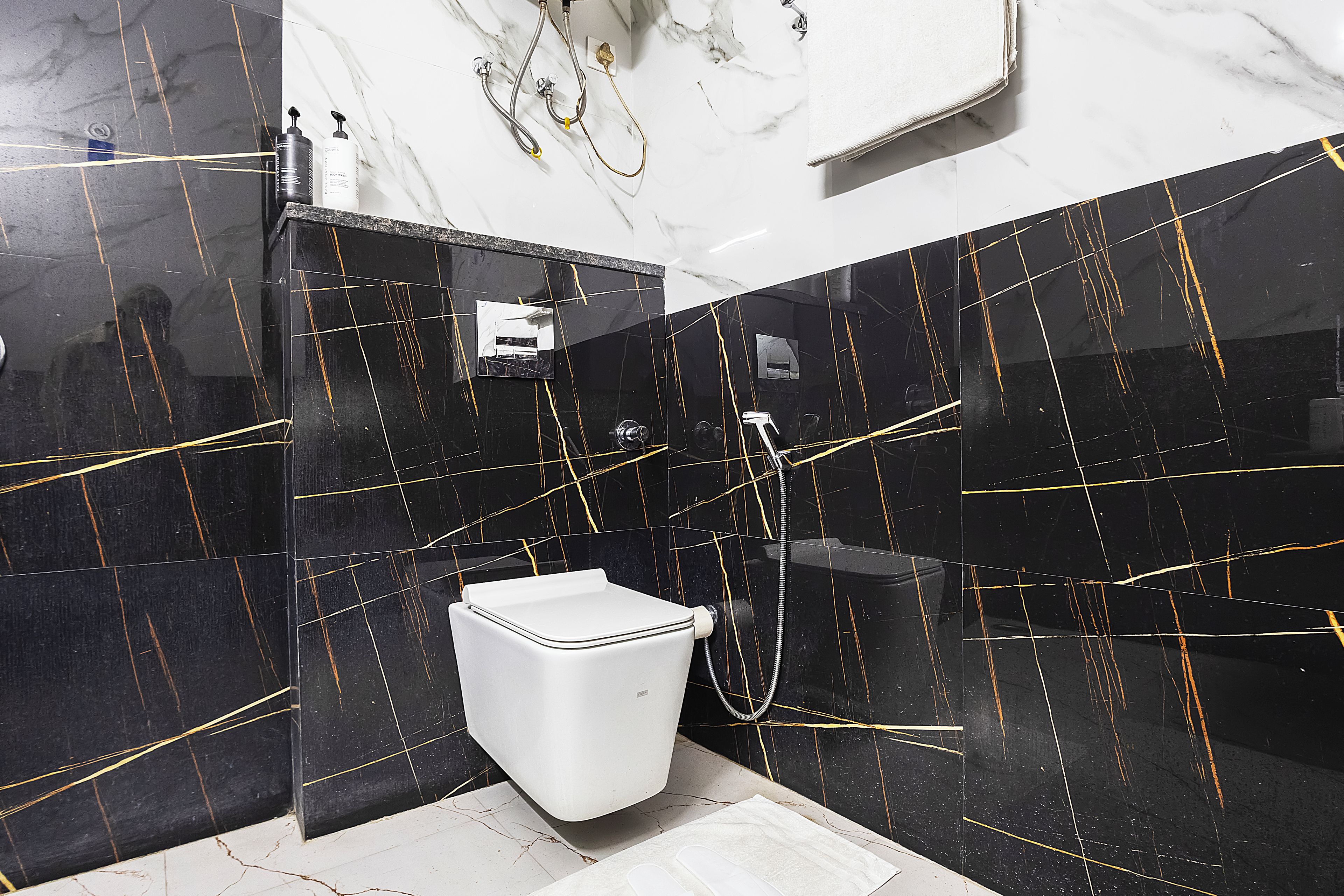 Un baño con inodoro, ducha y lavabo.