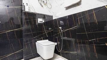 Un baño con inodoro, ducha y lavabo.