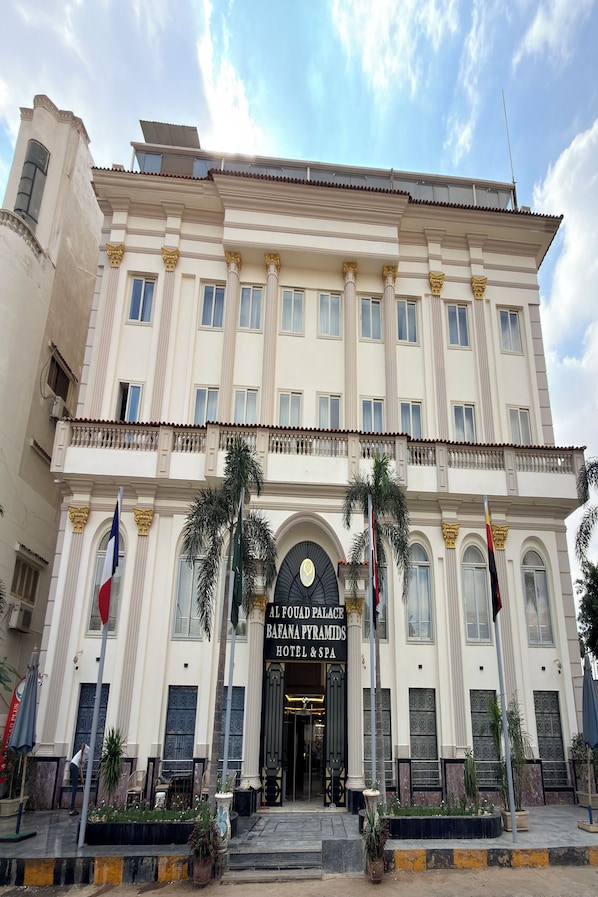 A large, classical building with a prominent entrance, columns, and a sign for the Al Fout Palace Bafana Pyramids Hotel & Spa. - Bafana Pyramids Hotel & Spa (Giza)