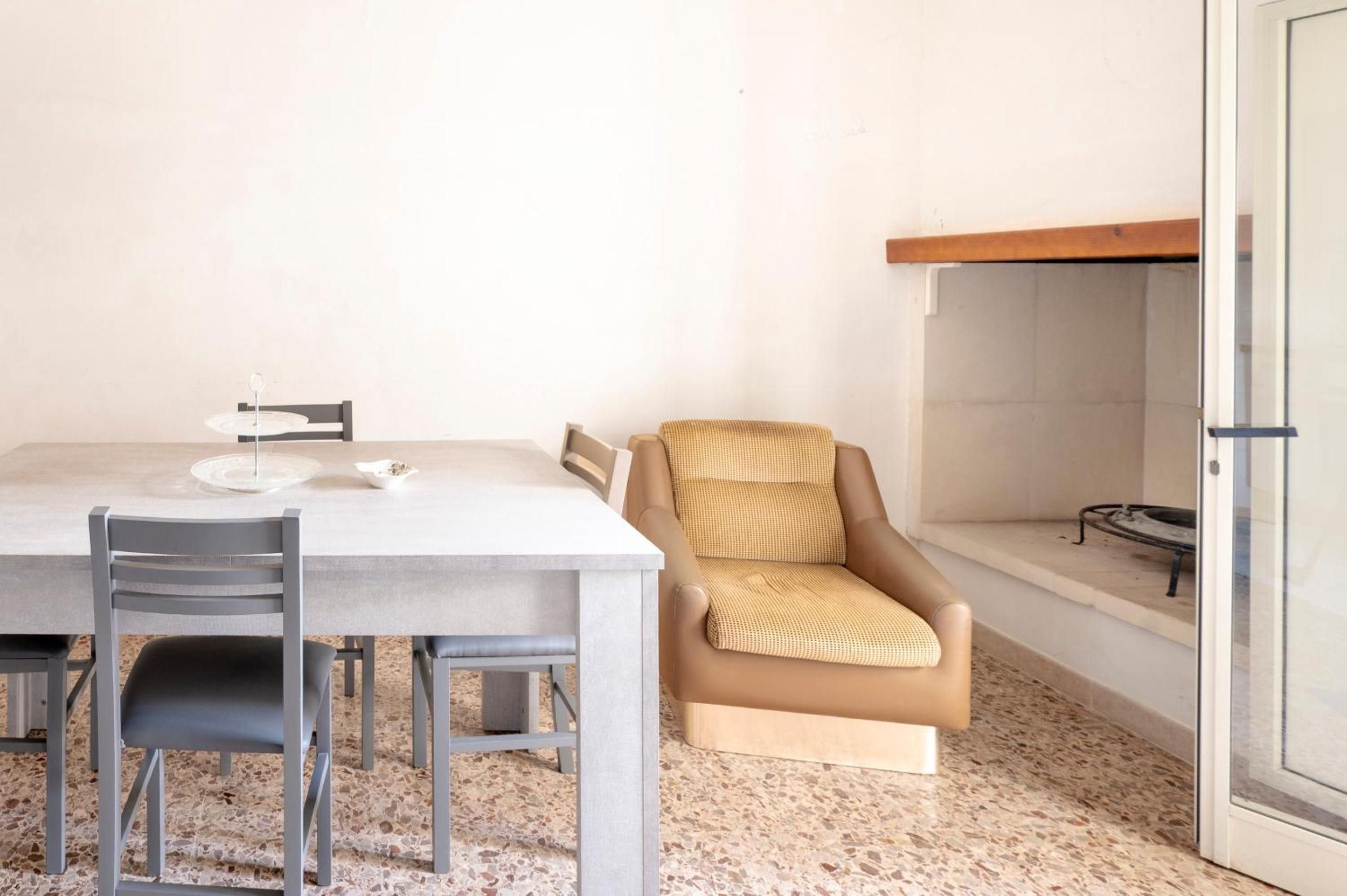 Ein Essbereich mit Tisch, Stühlen und einer Couch.