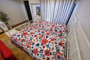 A room with a bed, a radiator, a potted plant, and a painting on the wall. - Villa Shimabara (Kyoto)