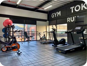 A gym with exercise equipment, including a stationary bike, elliptical, and treadmill. - Sophisticated Apartment in Chapinero Norte Bogota (Bogotá)