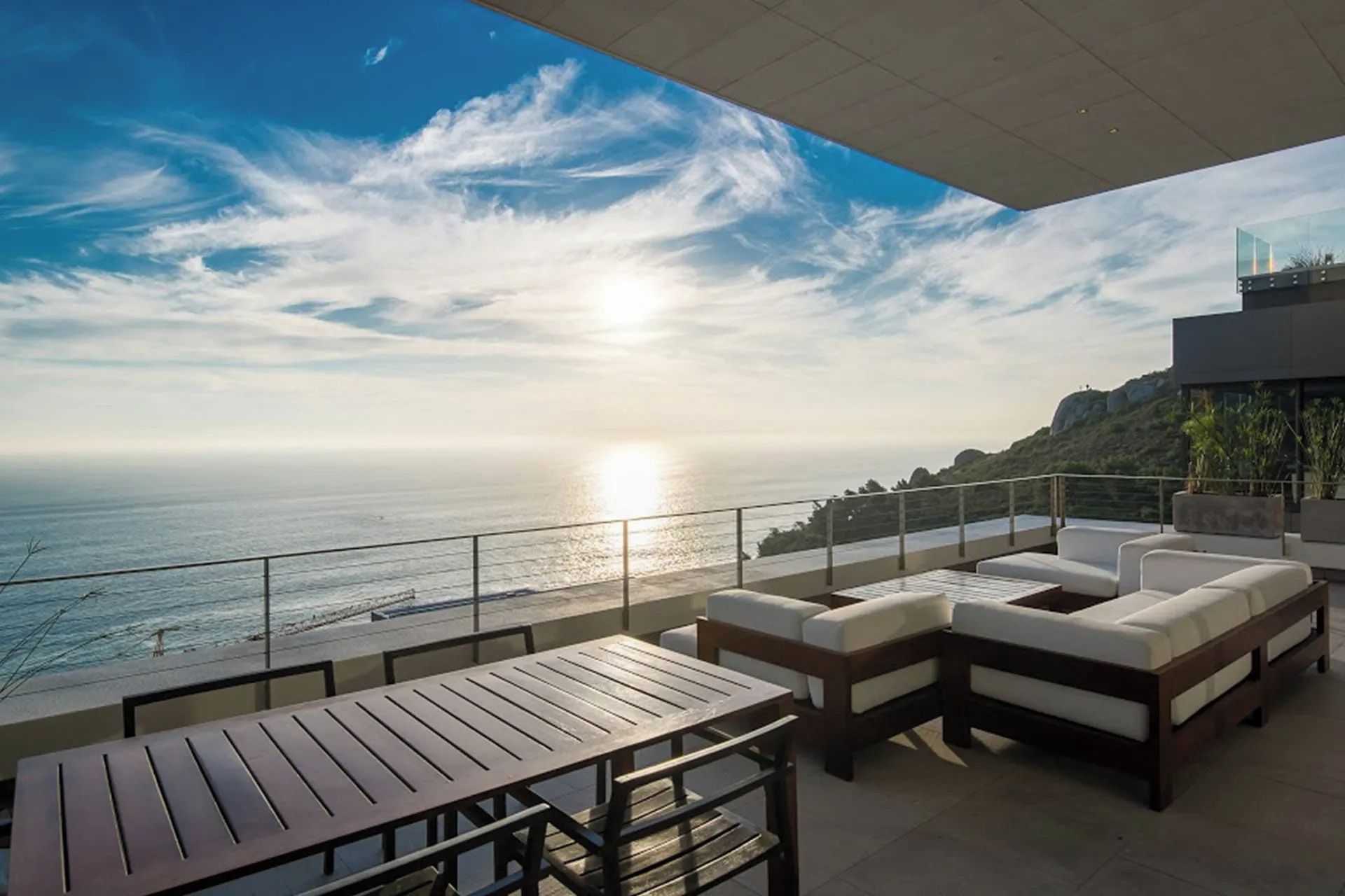 Une terrasse avec vue sur la mer, des espaces de détente en plein air et un design architectural moderne.