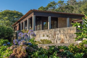 A building with a stone facade, columns, and a tiled roof. - Farmhouse - Beach, Pool and Jacuzzi with Sea View (Viana do Castelo)