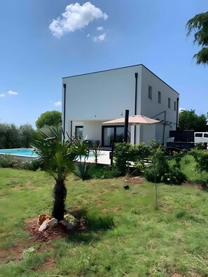 A modern two-story house with a swimming pool, surrounded by greenery. - Holiday Home 'Aurora' with Private Pool, Wi-Fi and Air Conditioning (Marčana)