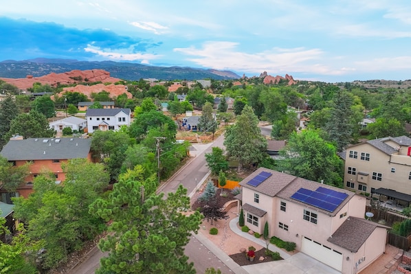 A residential area with houses, trees, and a clear sky. - Red Rock Retreat | Hot Tub, EV Charger & Office (Colorado Springs)