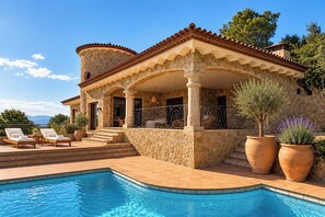 A stone villa with a swimming pool, outdoor seating, and a view of the sea. - Romantic designed stone house with pool & views (Palau-Saverdera)