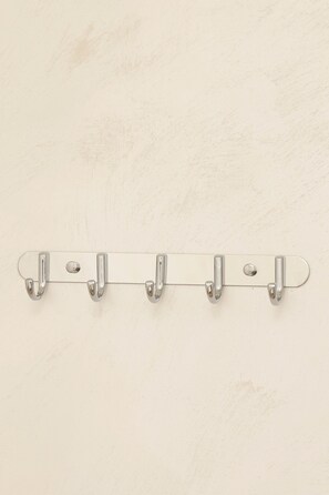 Un perchero de pared con cinco ganchos.