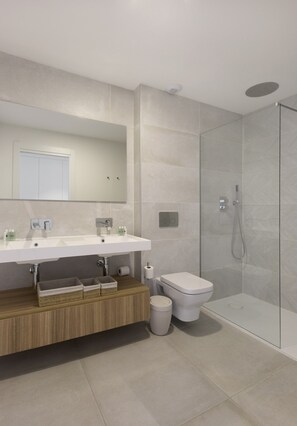 Ein modernes Badezimmer mit Dusche, Toilette und Waschbecken.
