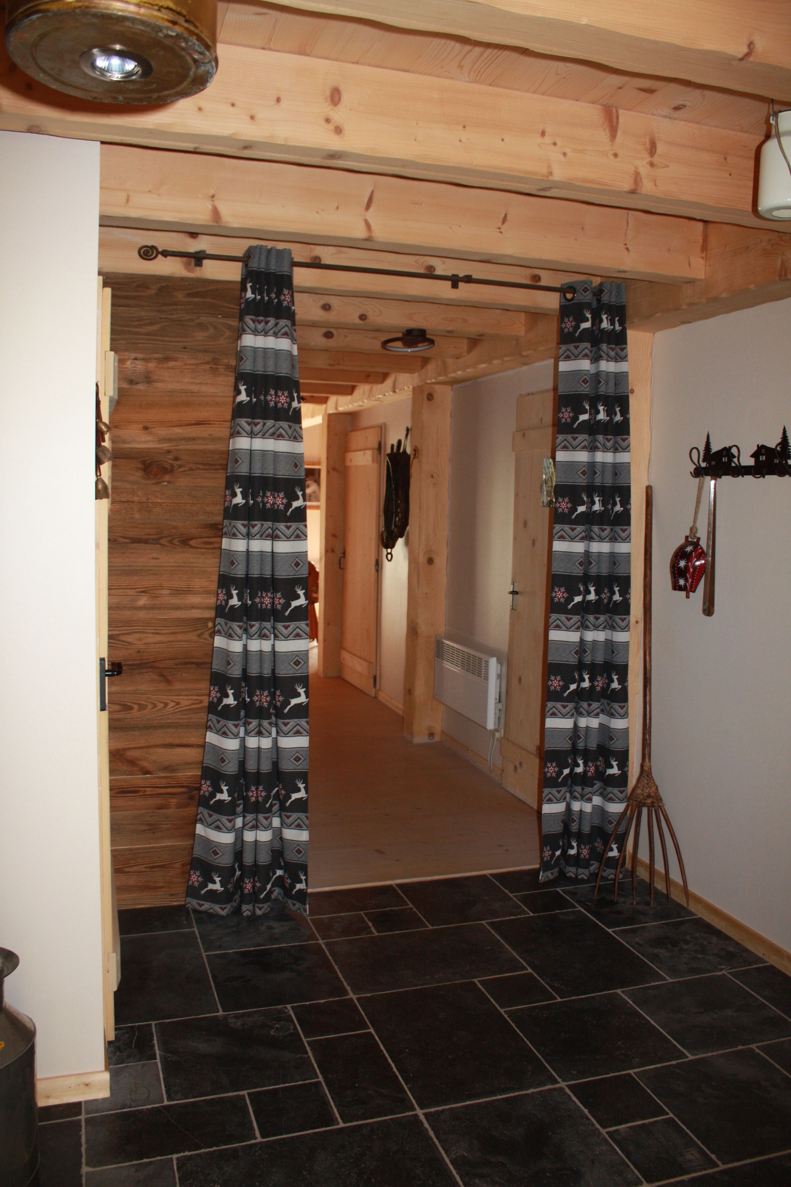 Un interior de madera con un pasillo que conduce a una habitación con radiador.