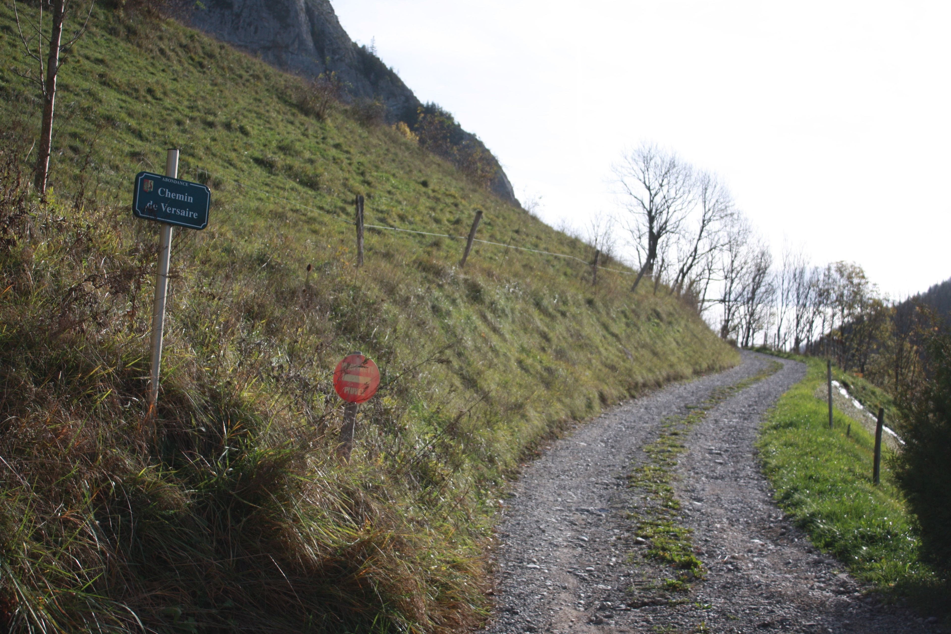 Une route de campagne avec un panneau indiquant « Chemin Versaire » et un panneau « Interdit d’accès ».