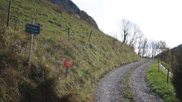 Une route de campagne avec un panneau indiquant « Chemin Versaire » et un panneau « Interdit d’accès ».