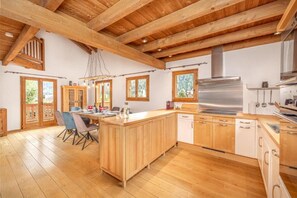 Private kitchen - Luxury Swiss Alpine Chalet for 10 with Mountain Views minutes to the Gondola (Riddes)