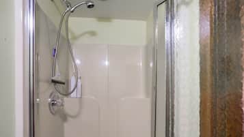 Ducha con cabezal de ducha de mano y grifo empotrado.
