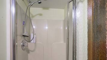 Ducha con cabezal de ducha de mano y grifo empotrado.