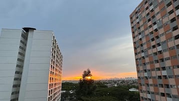 A high-rise building with a view of the sunset.