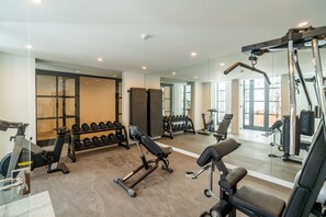 A gym with exercise equipment, mirrors, and a large window. - Cubo's Villa La Caldera / private pool / gym / vineyards / luxury experiences / free Wi-Fi (Ronda)