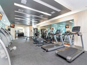 A gym with treadmills, weight machines, and a mirrored wall. - Luxury 2BR/2BA Tampa Channelside Downtown - Gym + Sauna + Pool  (Tampa)
