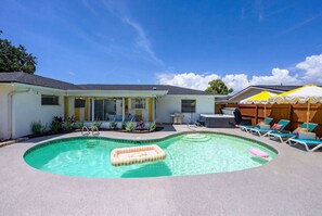 A backyard with a swimming pool, lounge chairs, and a hot tub. - Pool Hot Tub Putt Putt Game Room Karaoke (Largo)