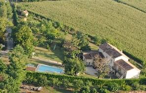 Une propriété résidentielle dotée d’une piscine, d’un court de tennis et d’un vignoble.