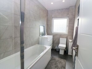 Bathroom - The Harbour Hoose Stonehaven (Stonehaven)