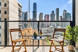 Outdoor dining - Skyline Serenity 2BR in Melbourne CBD, Sky Gym & Pool (Melbourne)