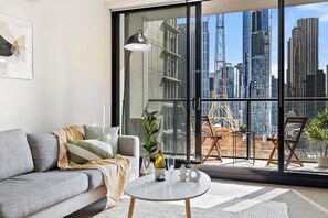 Living area - Skyline Serenity 2BR in Melbourne CBD, Sky Gym & Pool (Melbourne)