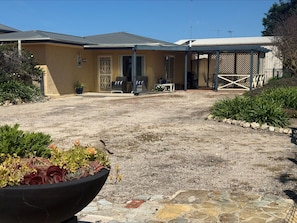 Exterior - The Gull & Crab- Esplanade position! (Stansbury)