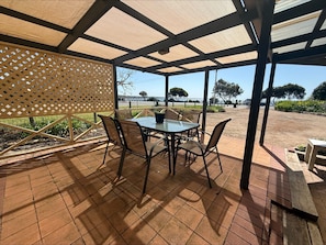 Outdoor dining - The Gull & Crab- Esplanade position! (Stansbury)