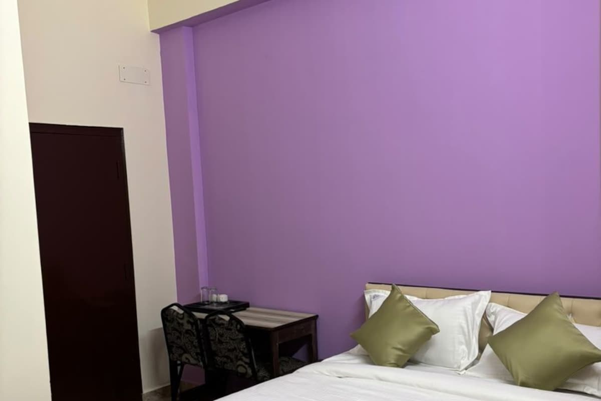 Un dormitorio con una cama, un escritorio y una silla.