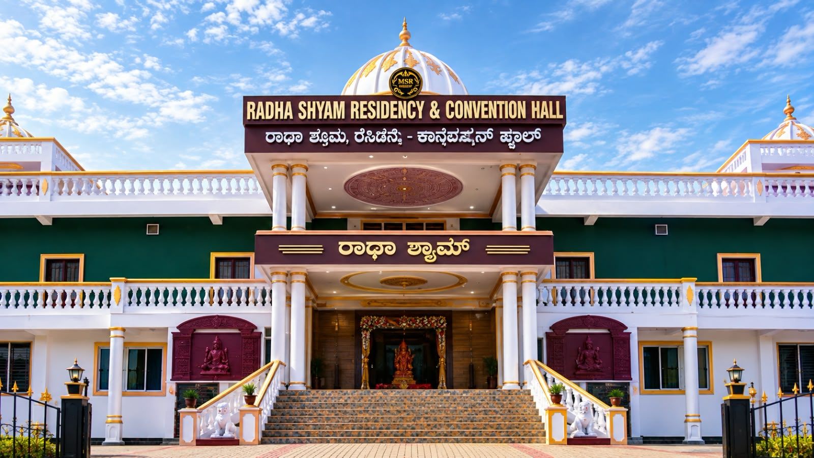 Un edificio con un cartello che riporta 'Radha Shyam Residency & Convention Hall' e una scala che conduce all'ingresso.