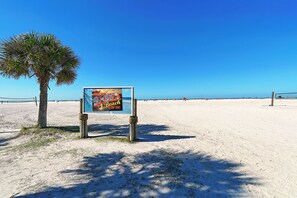 Segnale sulla spiaggia con la scritta "Florida Beach in the USA!"