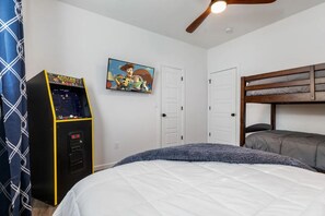 Bunk room w/ TV and stand-up video arcade game! - Modern lake and golf getaway on Monkey Island! (Afton)